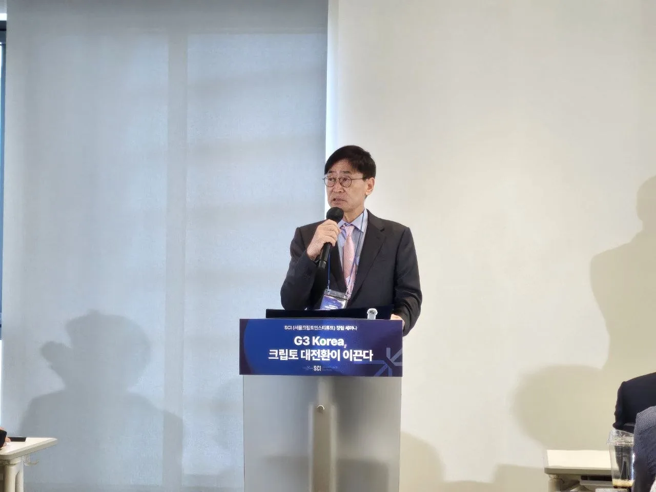 Park Jong-baek, founding head of the Seoul Crypto Institute, delivers a keynote address during the institute's inaugural seminar in central Seoul on Oct. 28, 2026. The event examined South Korea's role in digital finance, trade settlement and emerging blockchain infrastructure. Photo: TokenPost.